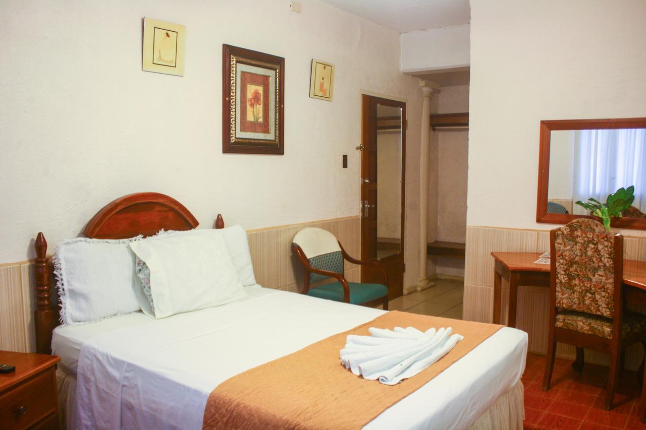 Hotel Maya Корозал Екстериор снимка
